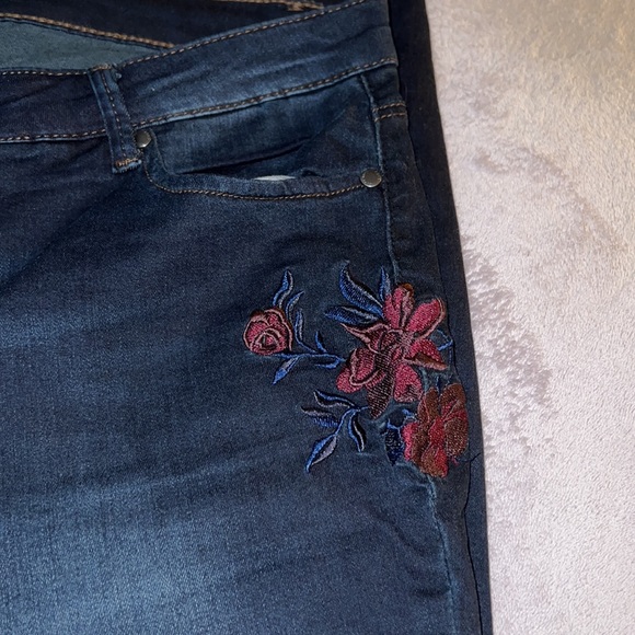 EUC Ruff Hewn Jeans Ankle Length Dark Wash Flower Detail Size 16 - Picture 3 of 9